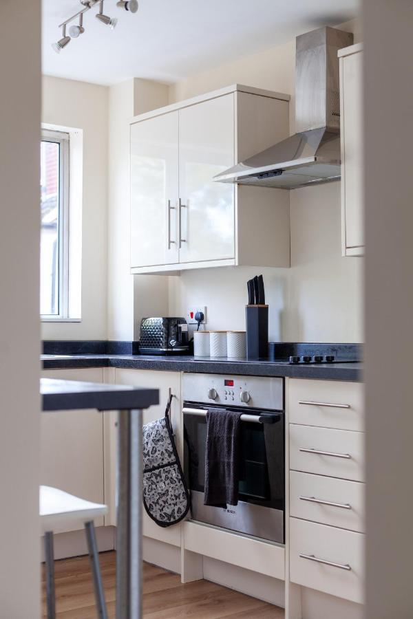 Lovely Studio Flat In Wimbledon W/ Free Parking ロンドン エクステリア 写真