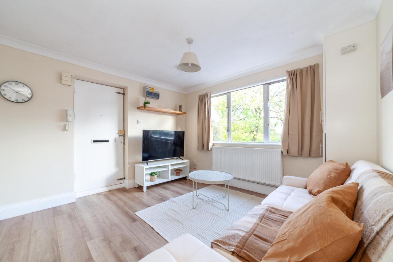 Lovely Studio Flat In Wimbledon W/ Free Parking ロンドン エクステリア 写真