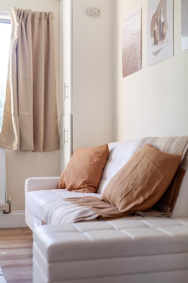 Lovely Studio Flat In Wimbledon W/ Free Parking ロンドン エクステリア 写真