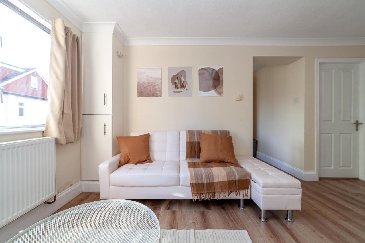 Lovely Studio Flat In Wimbledon W/ Free Parking ロンドン エクステリア 写真