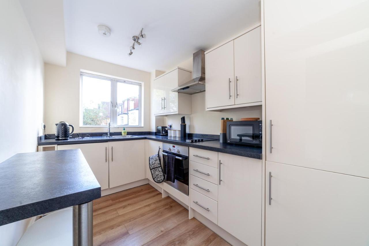 Lovely Studio Flat In Wimbledon W/ Free Parking ロンドン エクステリア 写真