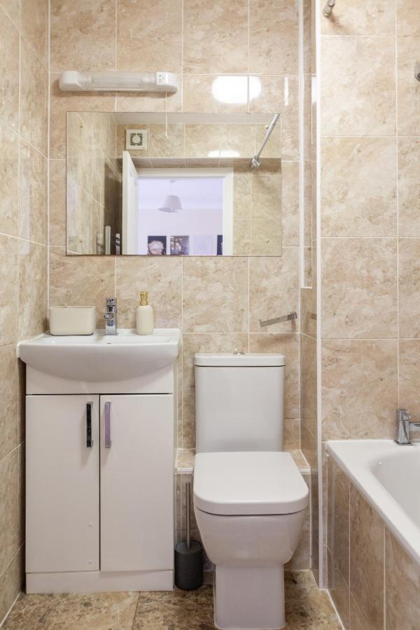 Lovely Studio Flat In Wimbledon W/ Free Parking ロンドン エクステリア 写真