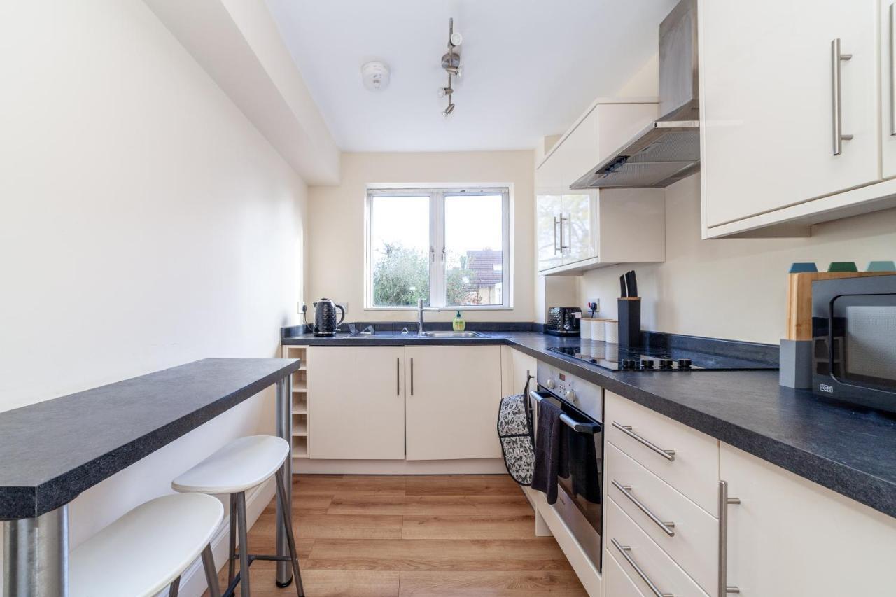 Lovely Studio Flat In Wimbledon W/ Free Parking ロンドン エクステリア 写真