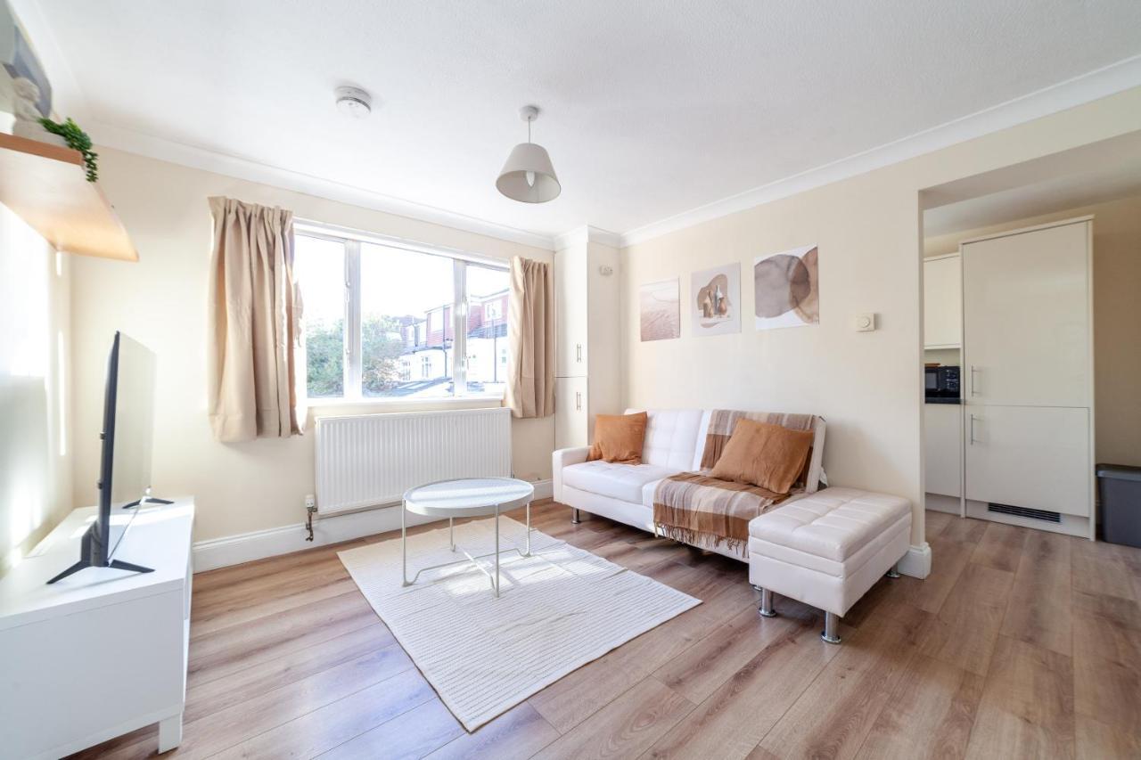 Lovely Studio Flat In Wimbledon W/ Free Parking ロンドン エクステリア 写真