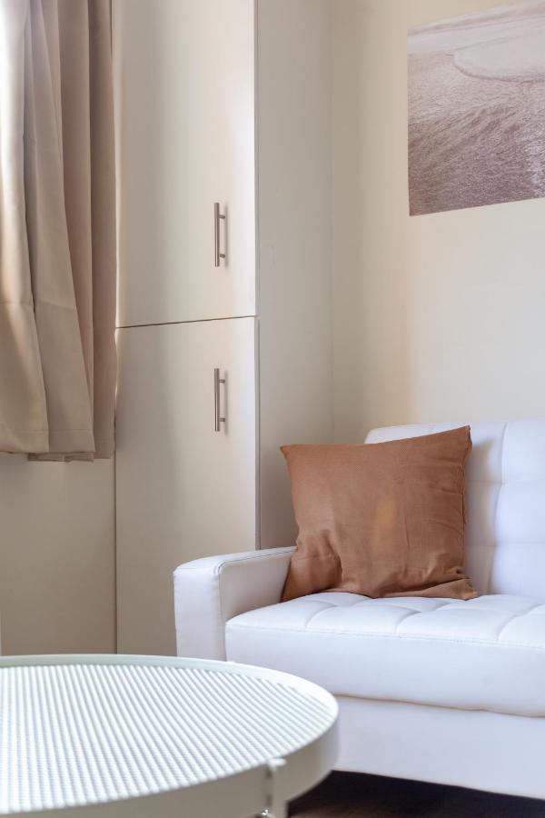 Lovely Studio Flat In Wimbledon W/ Free Parking ロンドン エクステリア 写真