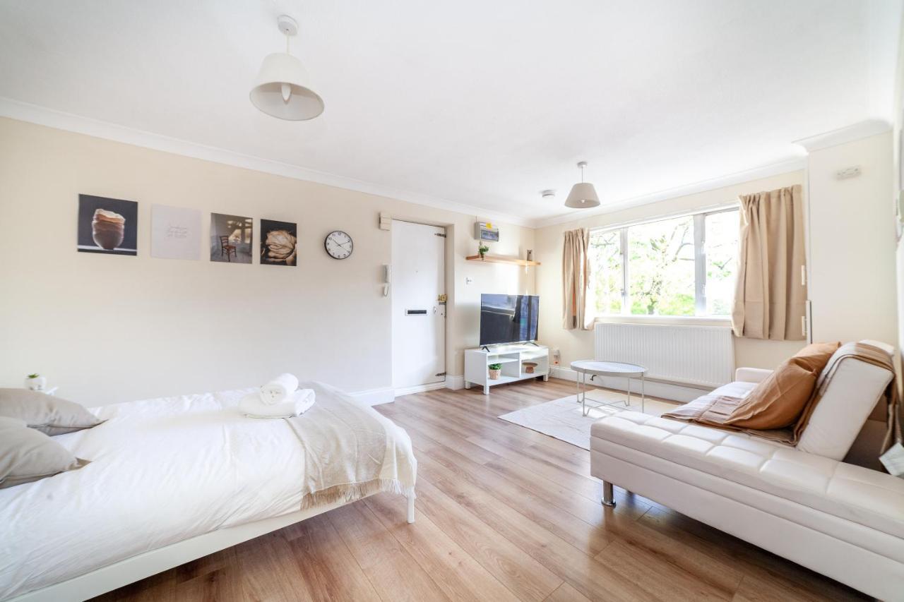 Lovely Studio Flat In Wimbledon W/ Free Parking ロンドン エクステリア 写真