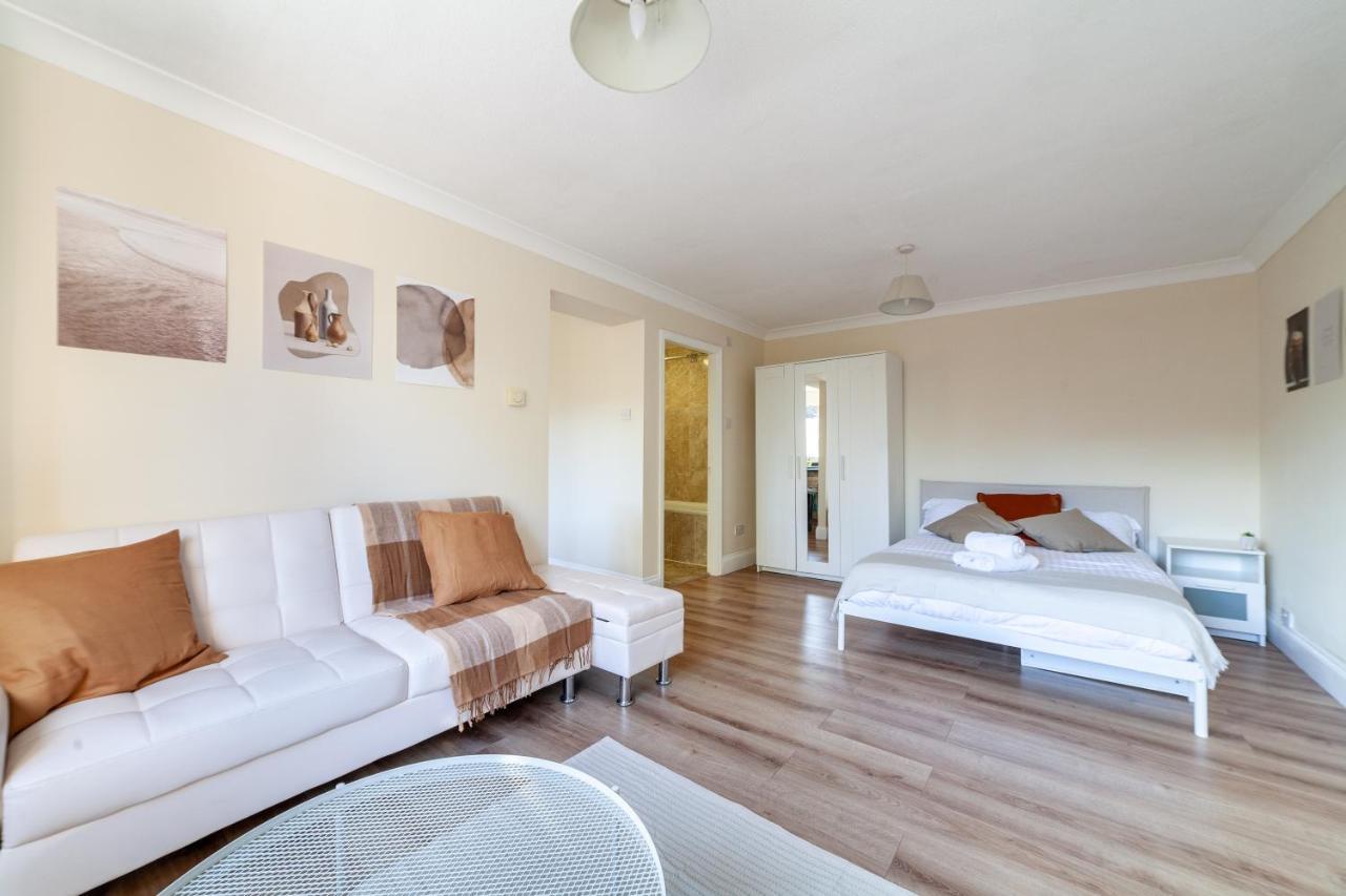 Lovely Studio Flat In Wimbledon W/ Free Parking ロンドン エクステリア 写真
