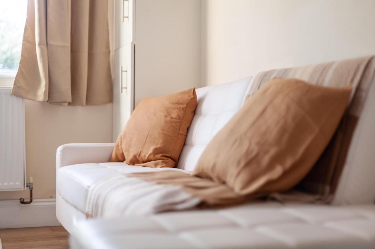 Lovely Studio Flat In Wimbledon W/ Free Parking ロンドン エクステリア 写真